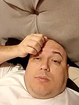 Snapshot of BigromeoXX chatting on January 1, 10:32 am BigromeoXX online show from January 1, 10:32 am