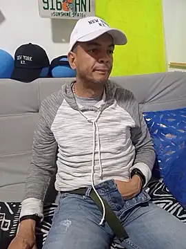 latinmartin73 online show from October 19, 4:39 am