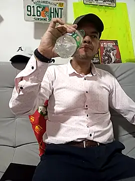 latinmartin73 online show from September 9, 12:32 am