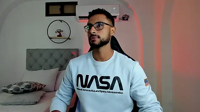 LiamGarcia1 online show from February 13, 12:43 pm