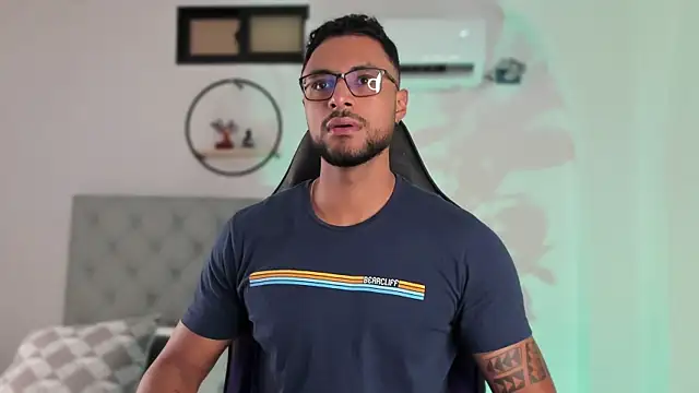 LiamGarcia1 online show from December 19, 12:23 pm