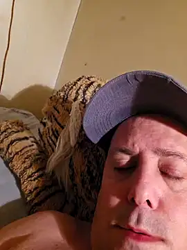 Snapshot of HeteroHotGuy1 chatting on January 11, 8:21 pm HeteroHotGuy1 online show from January 11, 8:21 pm