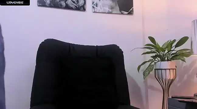 Snapshot of CruzVega chatting on January 8, 10:48 pm CruzVega online show from January 8, 10:48 pm