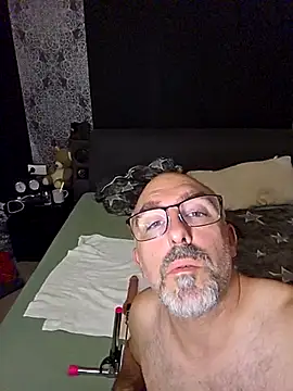 Snapshot of Crosss-23cm chatting on October 19, 4:43 pm Crosss-23cm online show from October 19, 4:43 pm