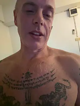 luv2masterb8247 online show from December 17, 2:01 am