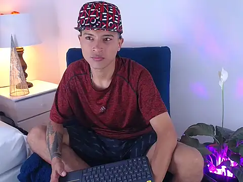 Snapshot of Edward_Milleer chatting on December 18, 3:33 pm Edward Milleer online show from December 18, 3:33 pm