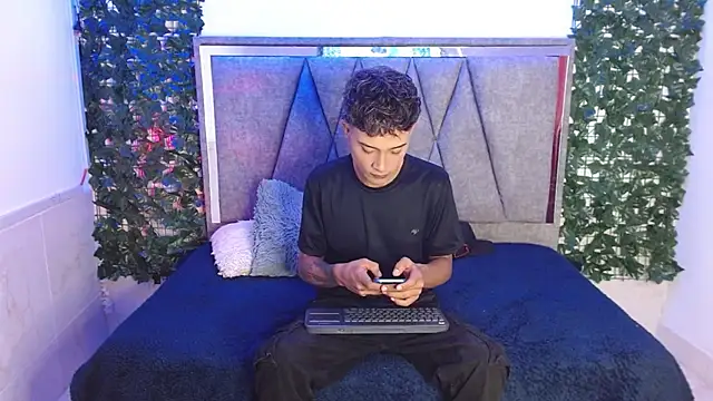 Snapshot of Edward_Milleer chatting on December 13, 2:38 pm Edward Milleer online show from December 13, 2:38 pm