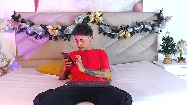 Snapshot of Edward_Milleer chatting on December 7, 3:04 am Edward Milleer online show from December 7, 3:04 am