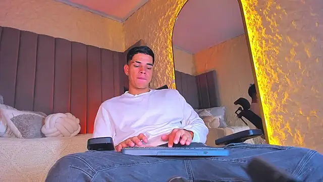 Benjamin More online show from December 3, 3:56 am