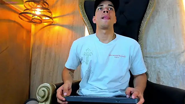 Benjamin More online show from August 5, 9:42 pm