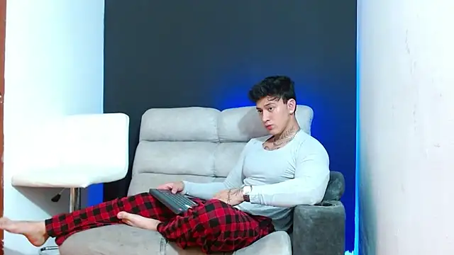 JUSTIN FULLER1 online show from April 9, 6:03 pm