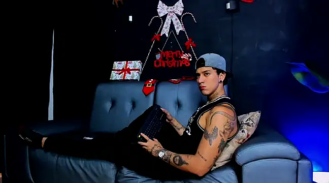 JUSTIN FULLER1 online show from December 7, 1:51 pm