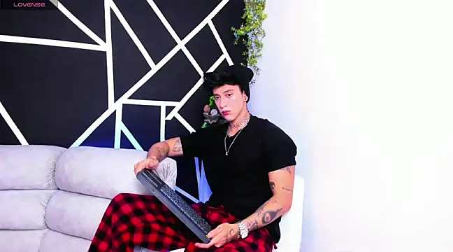 JUSTIN FULLER1 online show from February 15, 7:28 pm