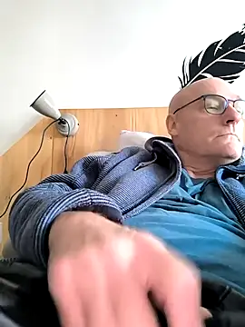 bogland33 online show from February 3, 10:47 am