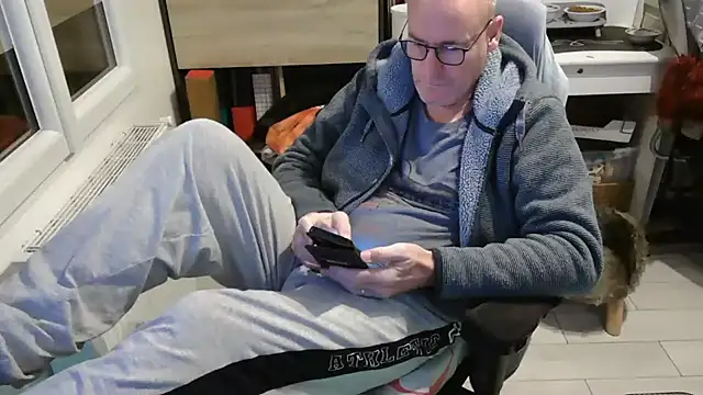 bogland33 online show from February 7, 6:45 pm