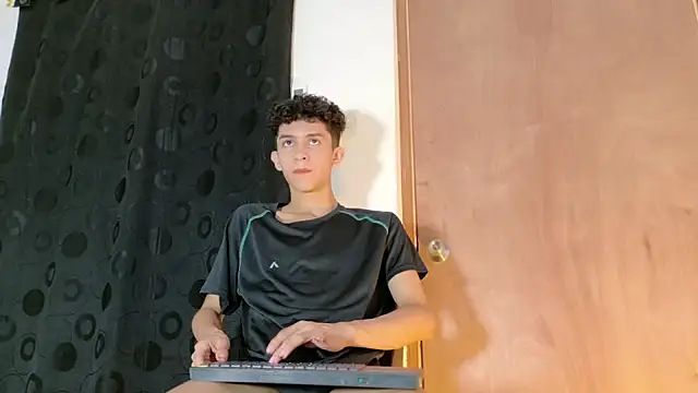 Noah tyler  online show from September 15, 12:57 am