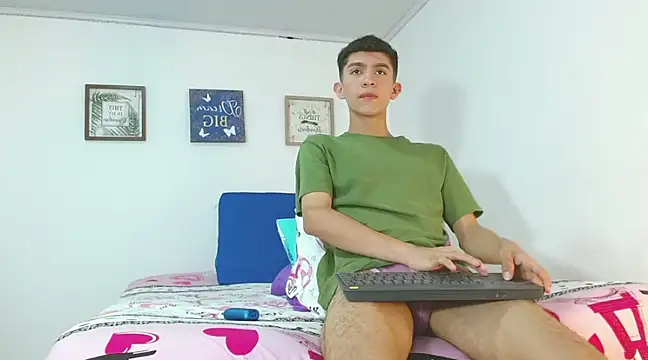 Noah tyler  online show from December 20, 11:05 pm