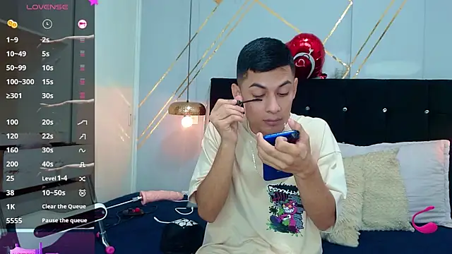 Snapshot of Oliver_king_sex chatting on March 17, 5:38 pm Oliver king sex online show from March 17, 5:38 pm