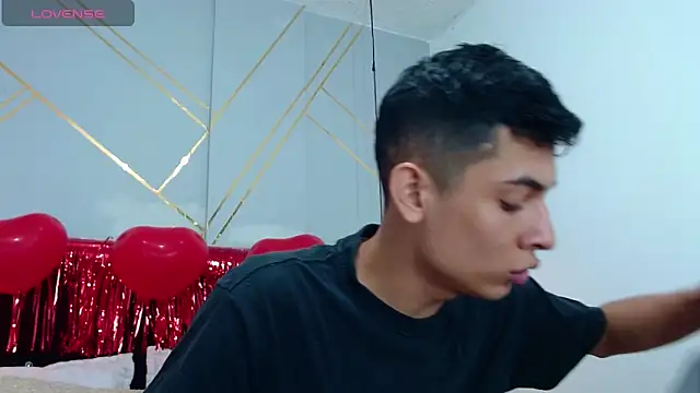 Snapshot of Oliver_king_sex chatting on February 18, 5:22 pm Oliver king sex online show from February 18, 5:22 pm