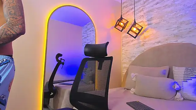 Aron Bolt online show from March 29, 1:39 am