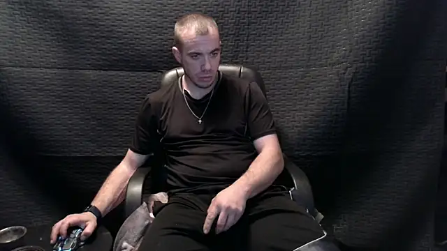 ScubaStevex online show from November 18, 9:57 am