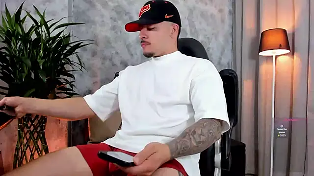 boyc022  online show from April 12, 11:38 pm