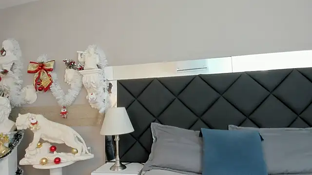 Robin Rief online show from December 4, 3:57 am