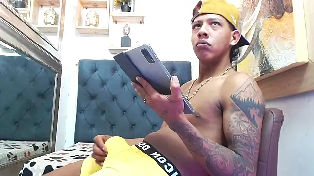 mr stiven  online show from December 22, 2:39 am