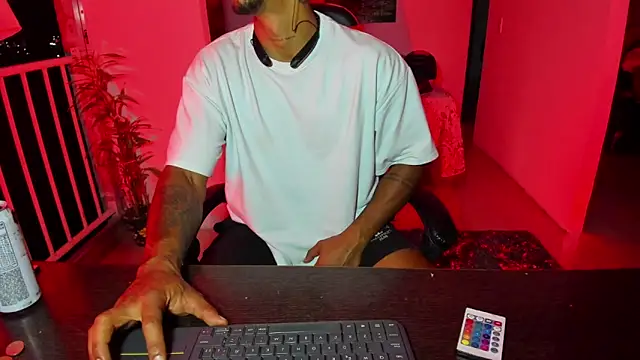 Snapshot of Adam_Valenciia chatting on September 20, 12:32 am Adam Valenciia online show from September 20, 12:32 am