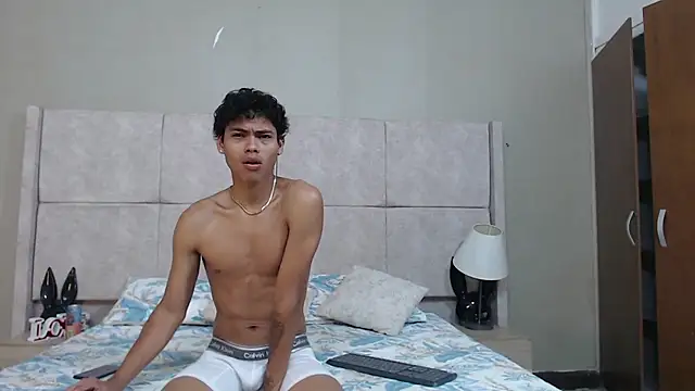 adam piarse01 online show from August 3, 2:32 am