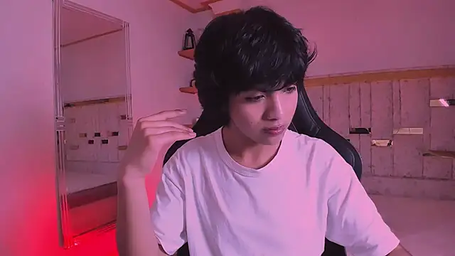 AllanYong18 online show from March 19, 1:32 am