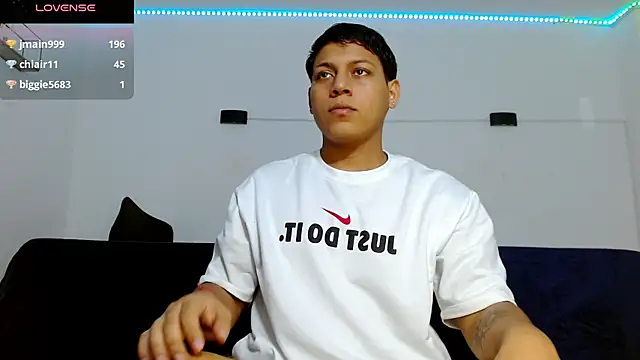 Tylerdrdn online show from November 28, 9:38 pm