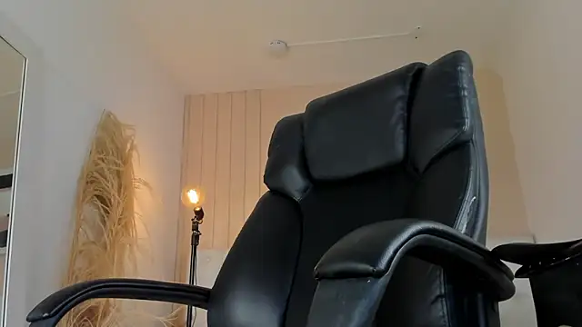 ISAAC CRYSTON online show from December 18, 9:00 pm