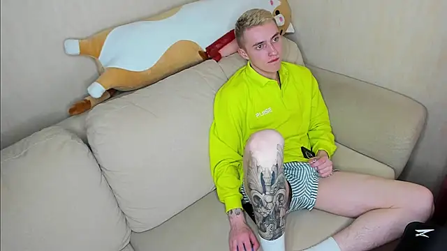 Snapshot of crazybottom99 chatting on February 25, 5:15 pm crazybottom99 online show from February 25, 5:15 pm