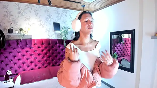 Georgina Palacios  online show from December 5, 4:30 am