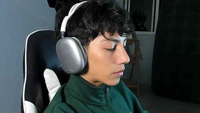 philipe moonlight  online show from March 3, 3:50 am