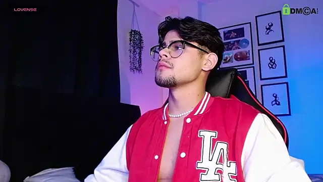 isaac-saenz online show from December 13, 10:49 pm