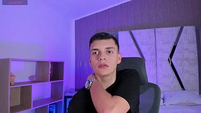 JacobRoberts1 online show from December 1, 8:23 pm