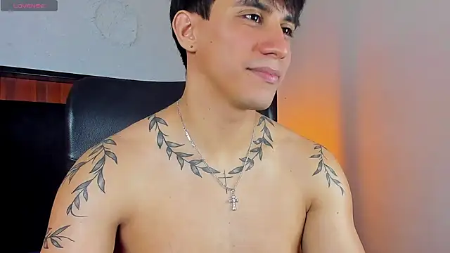 Snapshot of Allex_Cano chatting on October 20, 12:25 am Allex Cano online show from October 20, 12:25 am