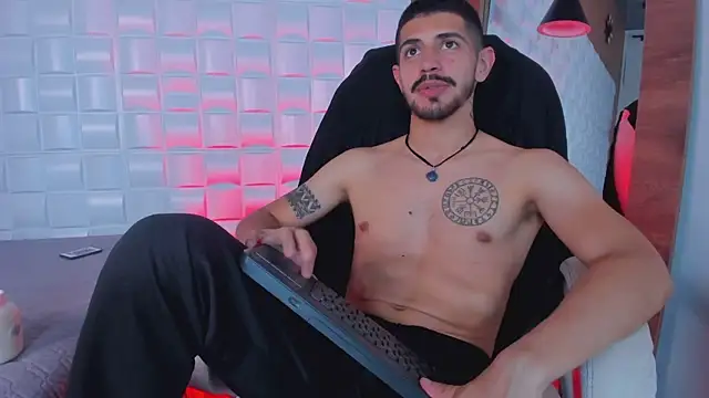 AlejandroStormm online show from October 28, 9:39 pm