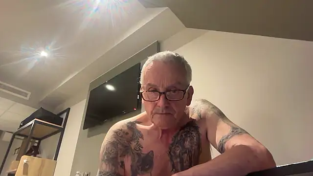 poggles online show from February 20, 7:59 pm