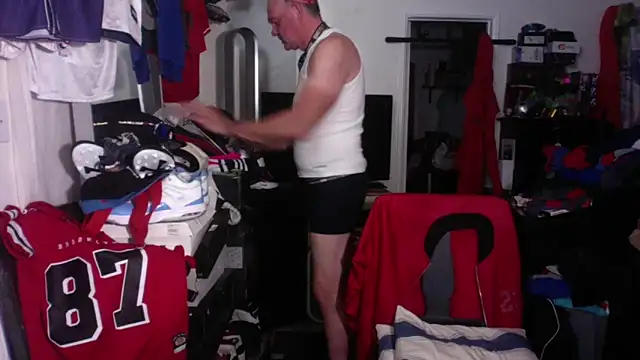 DILFJockDad87 online show from December 18, 2:13 pm