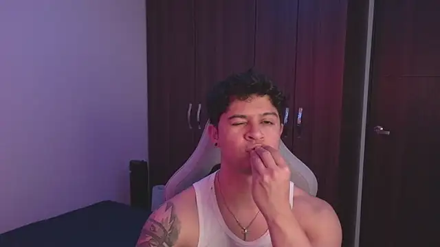 domsantiago  online show from October 3, 1:32 am