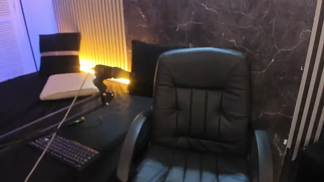 luixdust  online show from October 8, 4:06 am