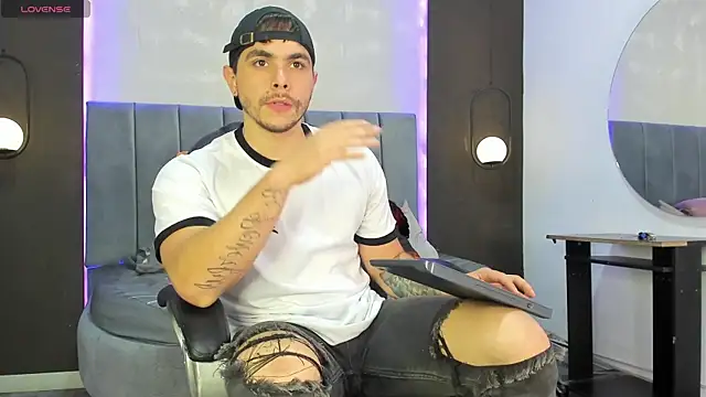 Liam walk  online show from November 11, 8:25 pm