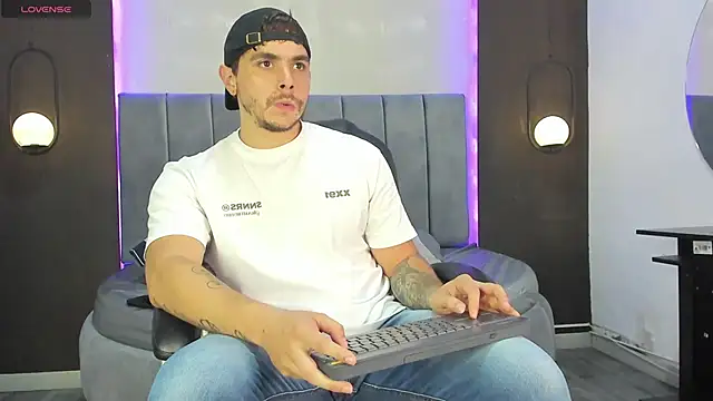 Liam walk  online show from November 14, 9:38 pm