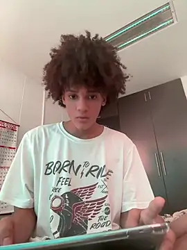 Max Rain online show from April 3, 6:26 pm