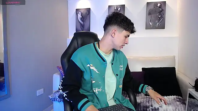 AdrianRinaldi online show from October 6, 8:24 pm