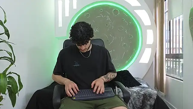 Rafael Mendezz online show from October 17, 9:30 pm