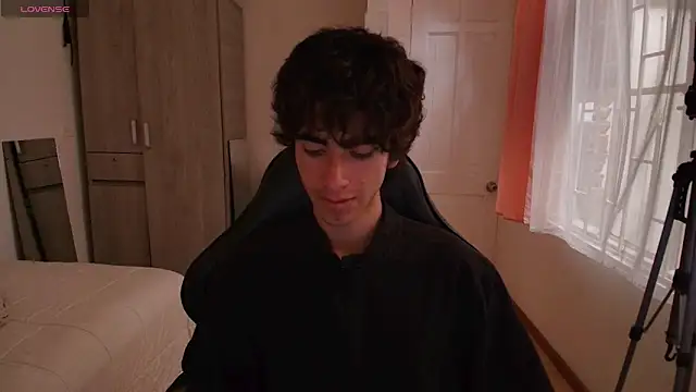 Nude Boy18 online show from September 18, 9:50 pm